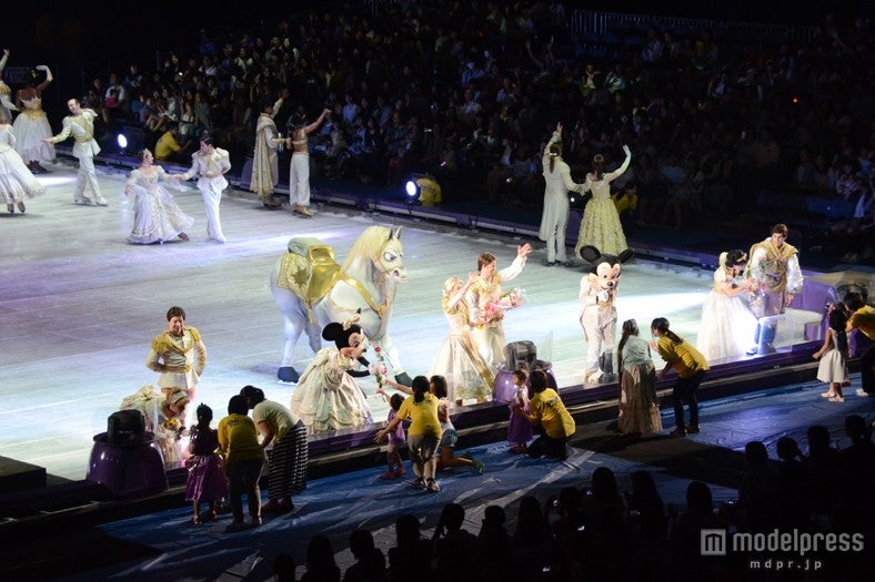 「ディズニー・オン・アイス」出演者に子どもたちから花が送られる