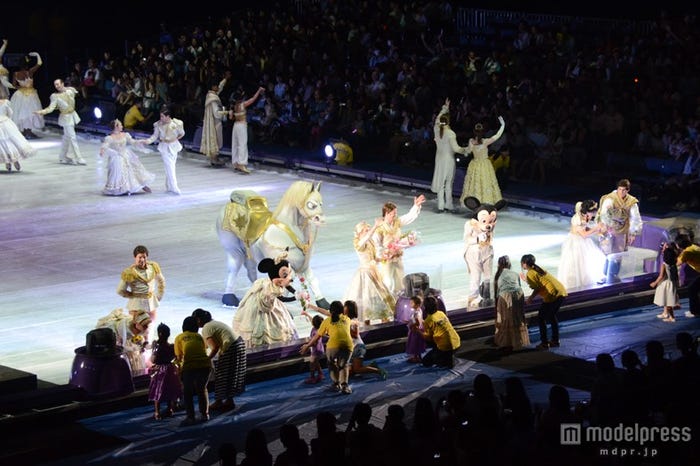 「ディズニー・オン・アイス」出演者に子どもたちから花が送られる