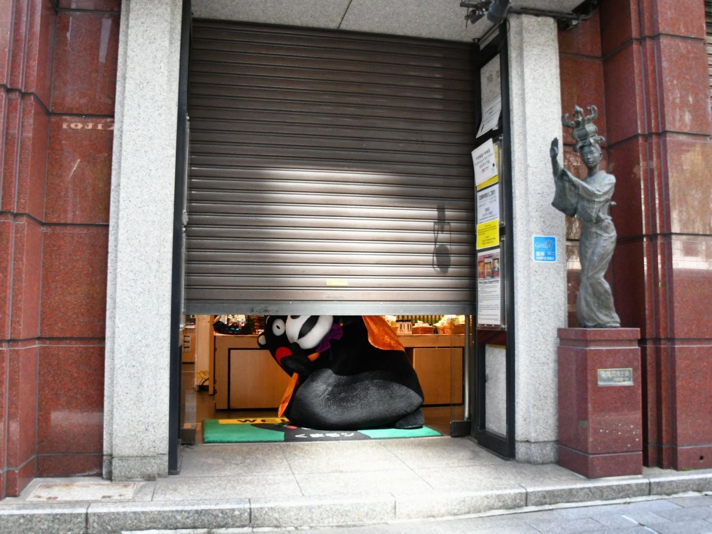 シャッターが開くと同時にくまモン登場！＝10月8日、東京都中央区