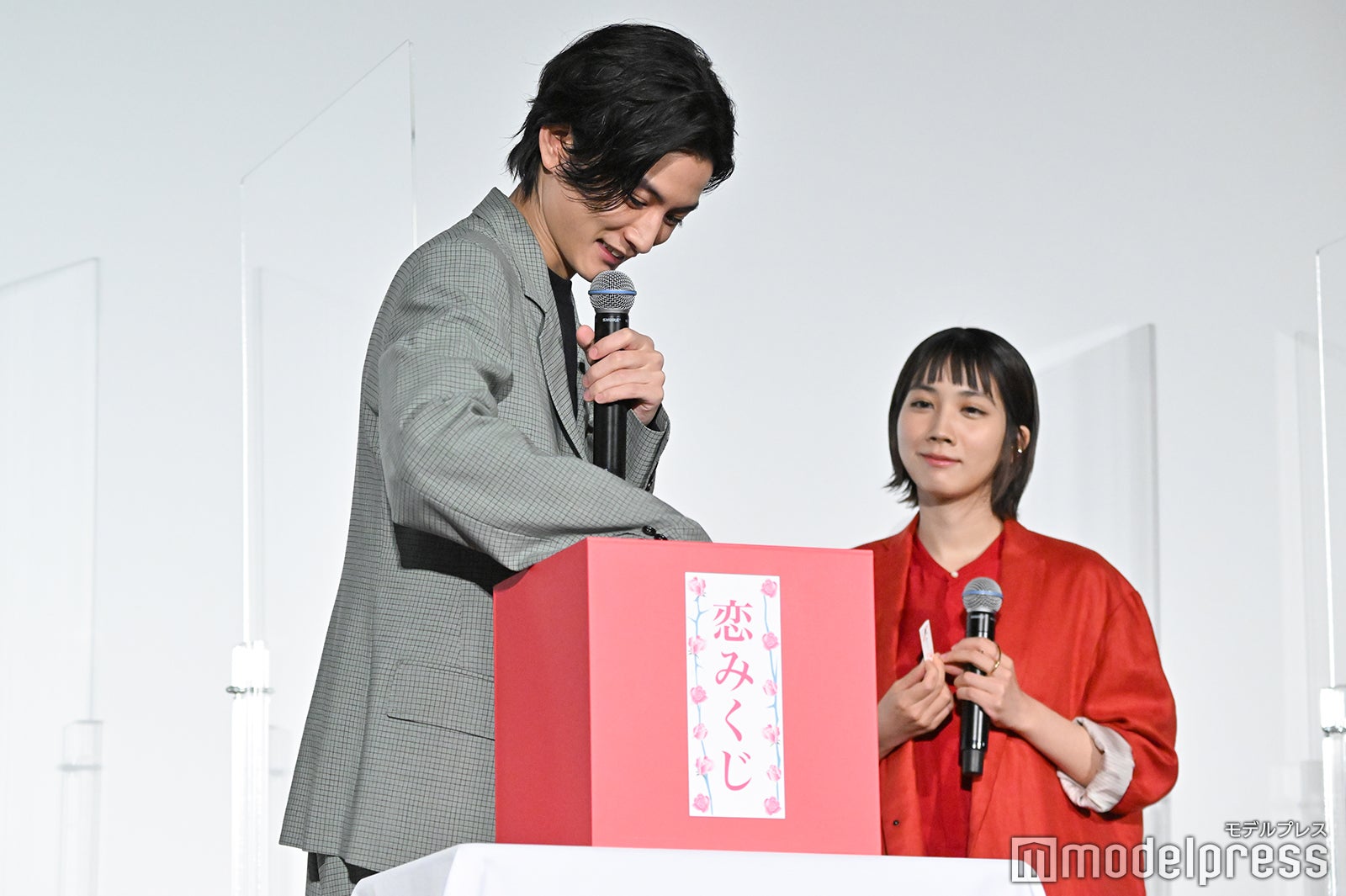 おみくじを引く渡邊圭祐 （C）モデルプレス