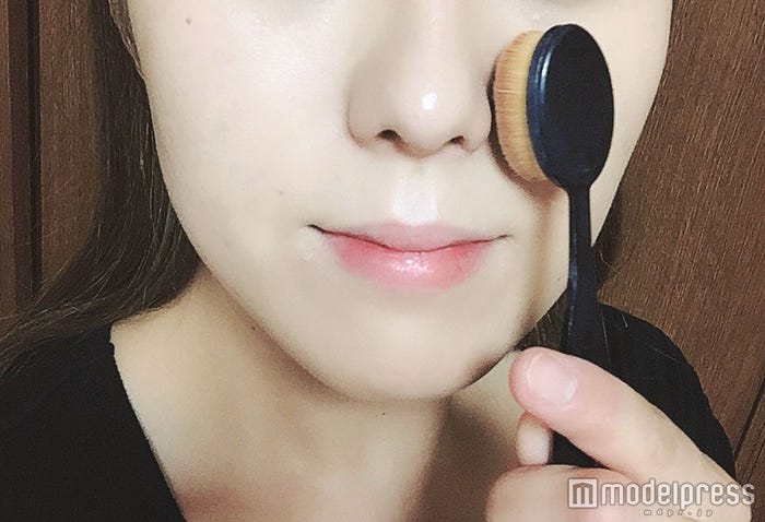 毛穴が気になる小鼻はブラシでトントン/写真:onoaki(C)モデルプレス