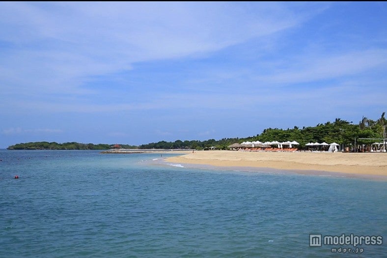 「セントレジス・バリ・リゾートホテル」／ビーチ沿いに自分だけのビーチベッドが／画像提供：TBS