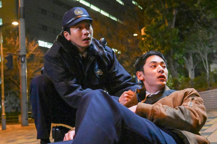 向井理、小林虎之介「ダブルチート 偽りの警官 Season1」第2話より(C)テレビ東京 WOWOW