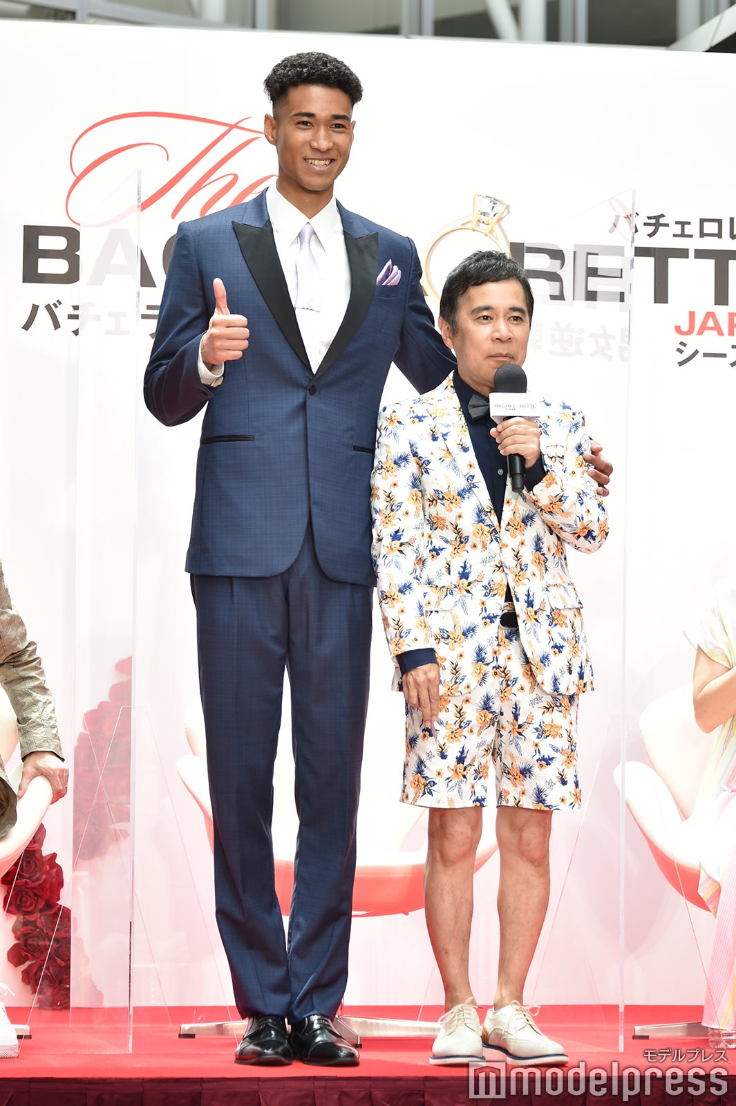 身長2メートルの澤井一希と並ぶ岡村隆史（C）モデルプレス