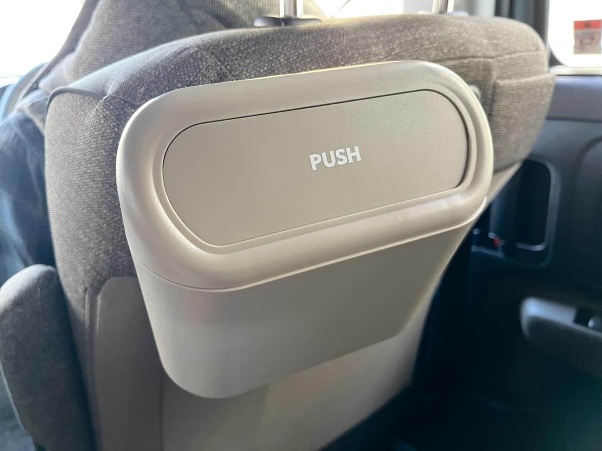 【本音レビュー】3COINSの「CARスリム引っ掛けゴミ箱」で車内がスッキリ？狭い場所でも大活躍