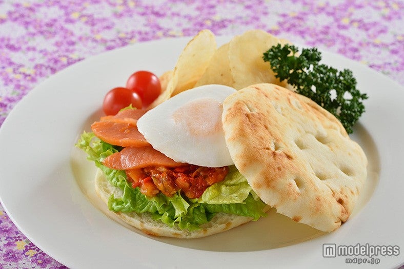 アンバサダーホテル内「ハイピリオン・ラウンジ｣、スタンダードコース限定スペシャルサンドウィッチ、エッグオーナメント（デール）付き／（C）Disney