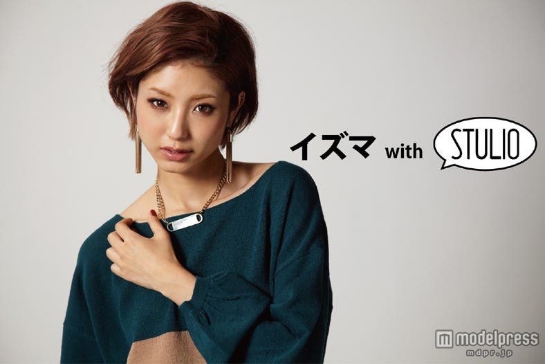 多くのタレントやモデル、アーティストが出品/モデル:出岡美咲