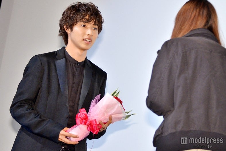 ファンに直接バラの花束を贈る