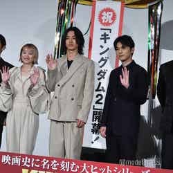 （左から）佐藤信介監督、清野菜名、山崎賢人、吉沢亮、大沢たかお （C）モデルプレス