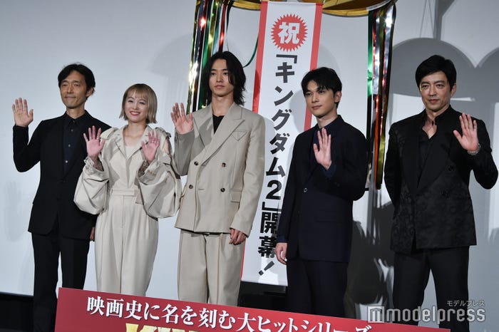 (左から)佐藤信介監督、清野菜名、山崎賢人、吉沢亮、大沢たかお (C)モデルプレス