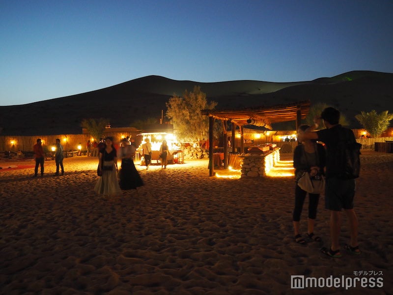 砂漠の真ん中に作られたキャンプサイト（C）モデルプレス