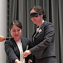 障害者の視点や対応などを学ぶ JR西社員ら