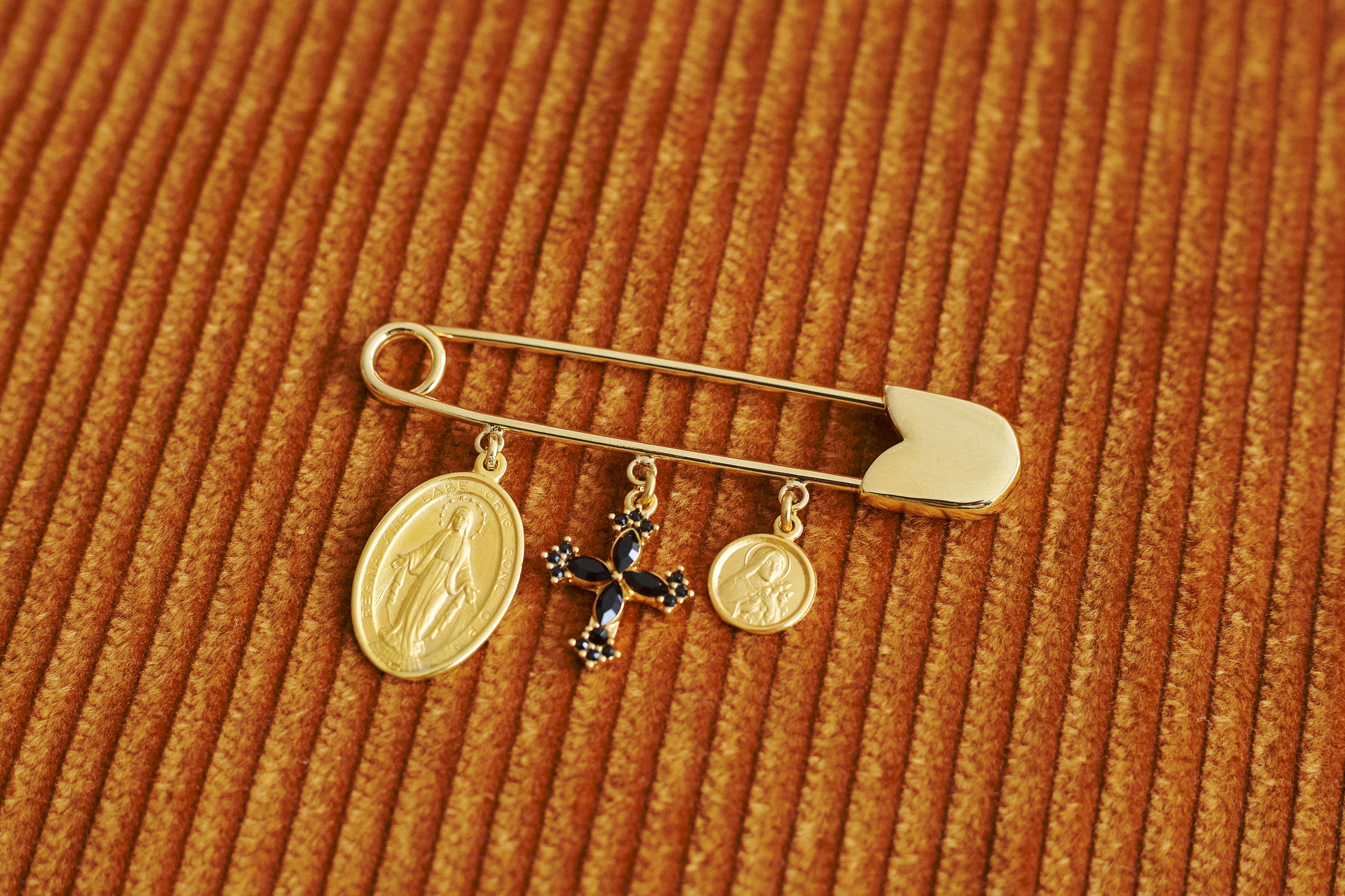 端正さと挑発が共存するドルチェ&ガッバーナ──2025年の秋冬スタイルを小物でアップデートする