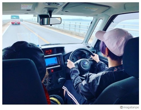 最上もが、レアな運転ショット公開 パープルの髪色にも注目集まる