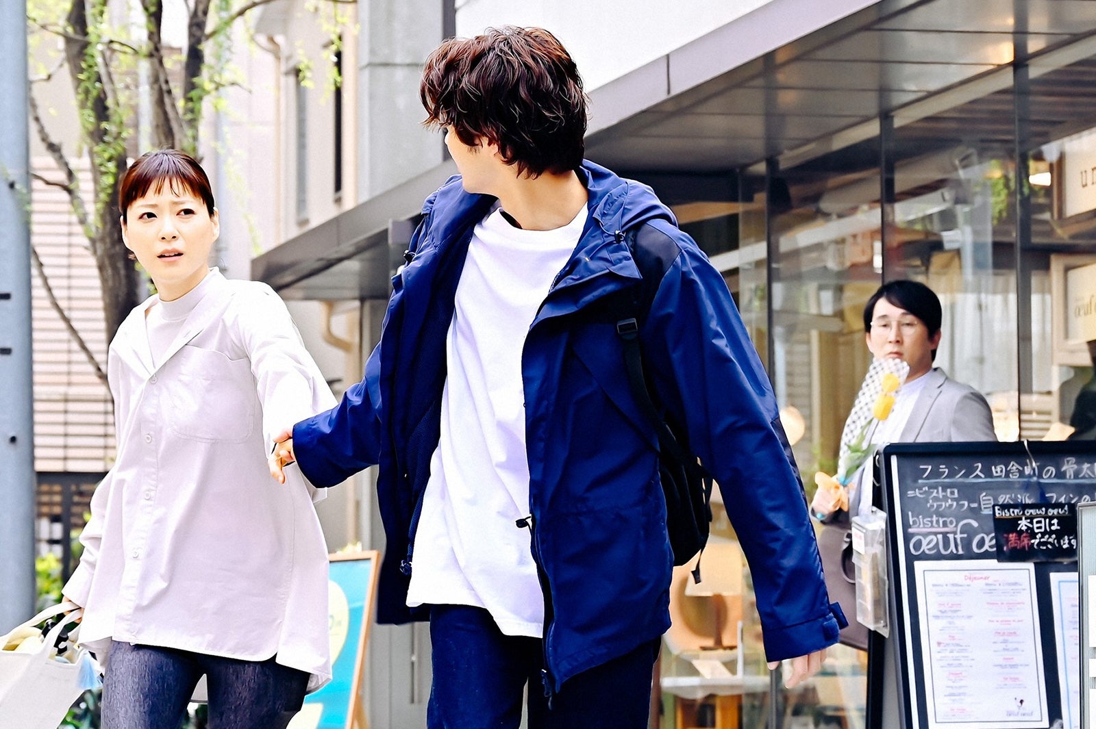 上野樹里、磯村勇斗／「持続可能な恋ですか？～父と娘の結婚行進曲～」第2話より（C）TBS