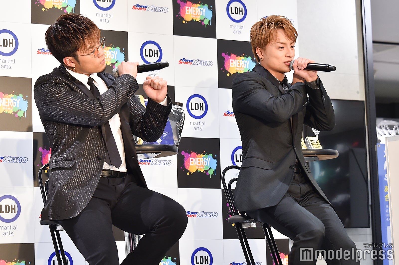 振り付けをレクチャーする数原龍友、白濱亜嵐 （C）モデルプレス