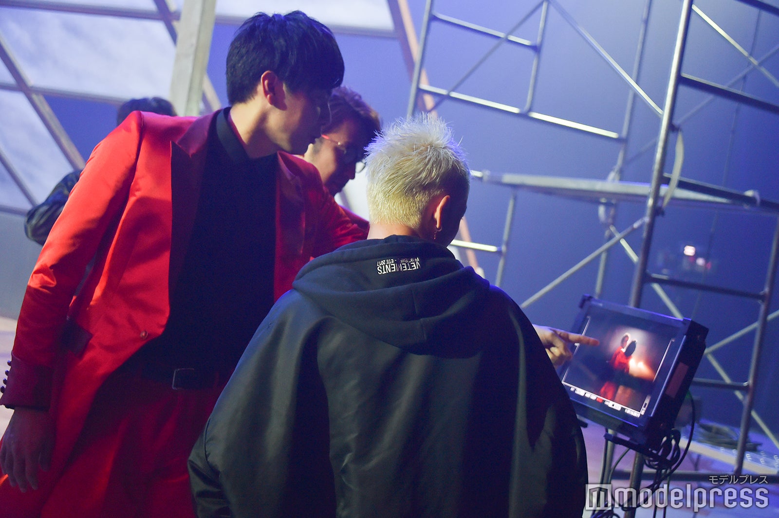 モニターで確認するメンバー／吉本坂46RED「君の唇を離さない」MV撮影風景（C）モデルプレス