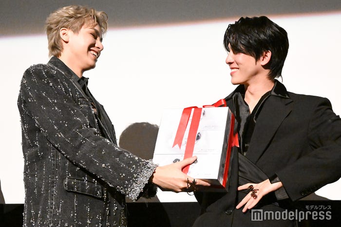 サプライズプレゼントで日本の高級ティッシュをもらうスマート、ブーム(C)モデルプレス