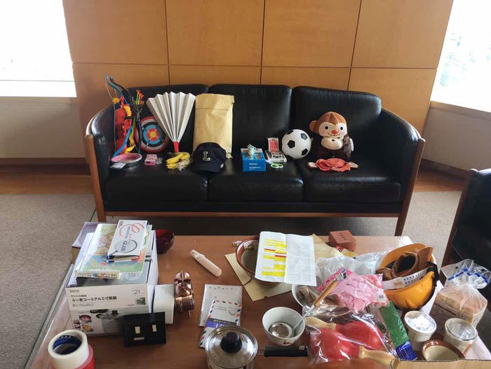 「#長濱ねる50音チャレンジ」のために用意された小道具たち/提供写真