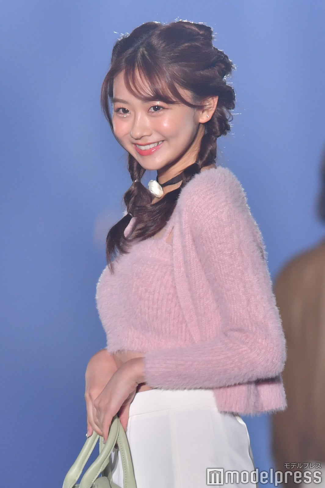 今日好き」で人気沸騰・みとゆな、モヘアキャミ姿で美ウエスト際立つ