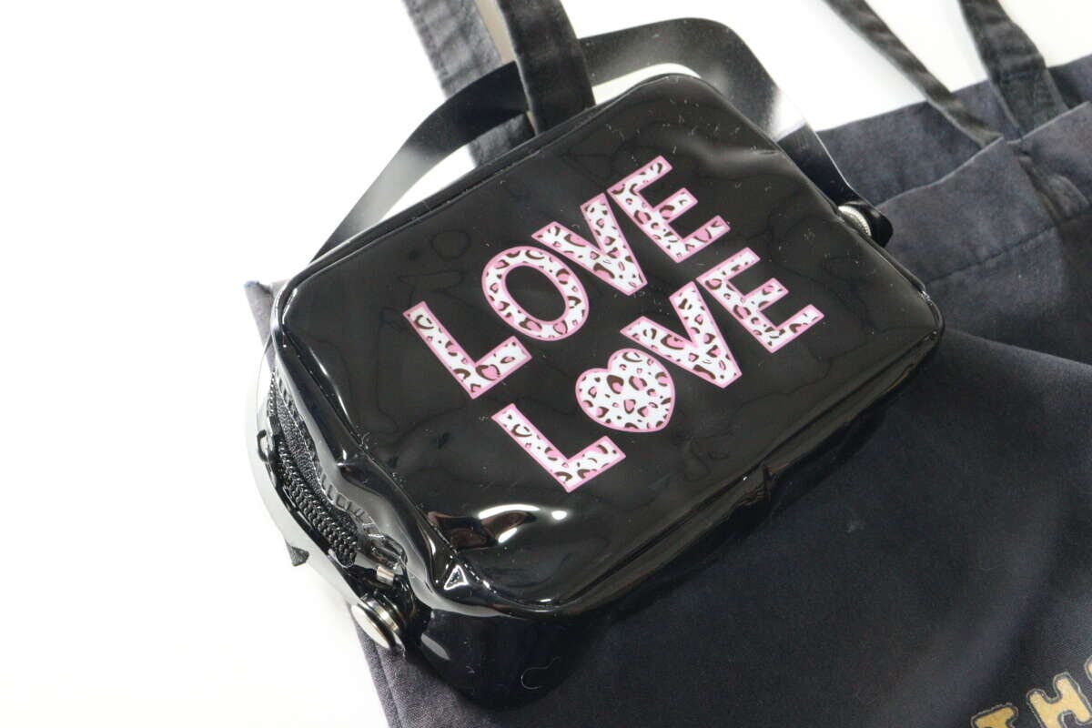 セリアのエナメルバッグ風ミニポーチをカバンに付ける