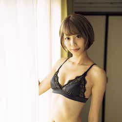 モデルプレス - 「ミスFLASH」山岸奈津美、卒業グラビアでパーフェクトボディ披露