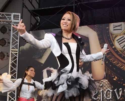 倖田來未、”工場長”に扮しスペシャルサプライズ