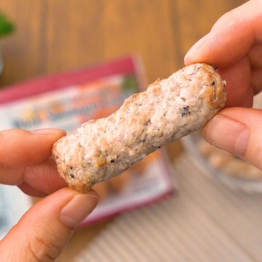 手に持ったコストコの「ポークソーセージリンクス」