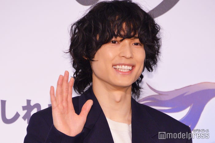 神戸での舞台挨拶で小さい子供に優しく声がけをしていた松村北斗 (C)モデルプレス
