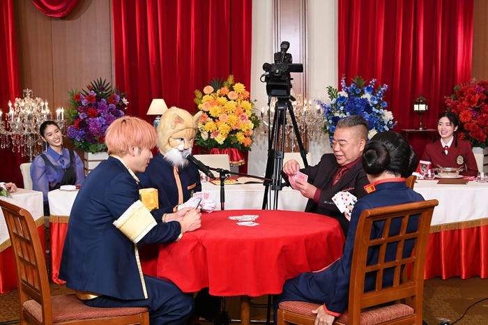 (左から)土屋太鳳、増田貴久、新メンバー、出川哲朗、岡村隆史、小芝風花(C)日本テレビ