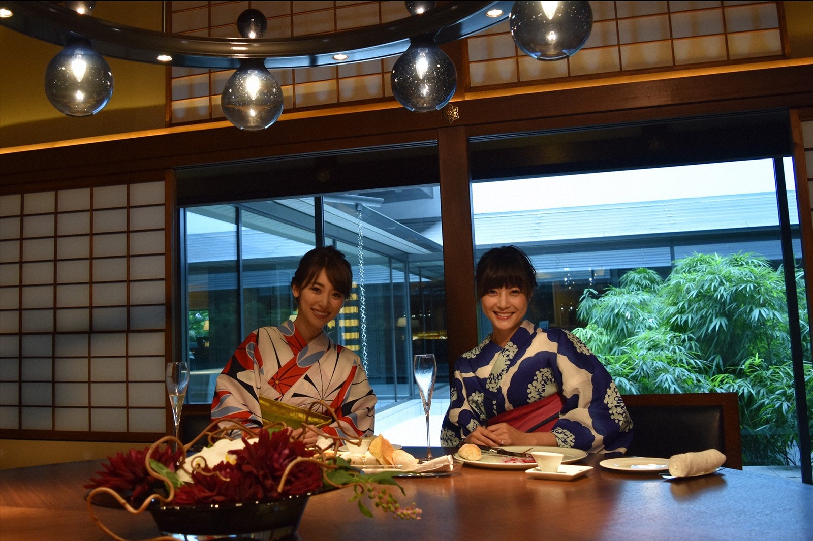 （左から）泉里香、佐藤ありさ／画像提供：TBS