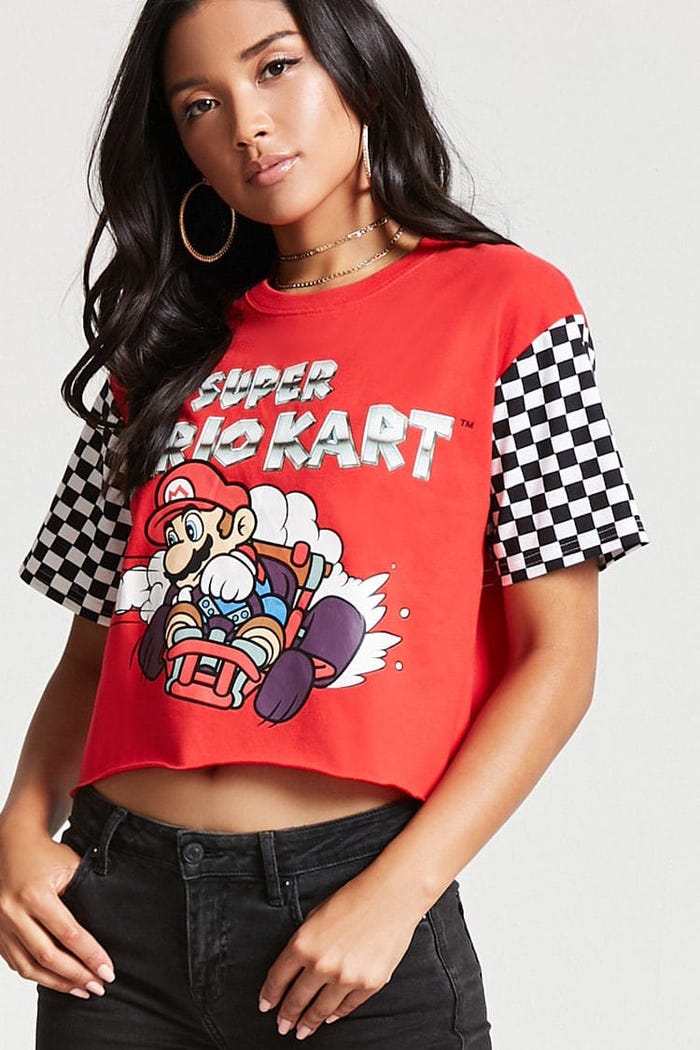 マリオカートコントラストTシャツ着用(C)1990 Nintendo(C)1991 Nintendo(C)1992 Nintendo(C)1994 Nintendo-SUPER FAMICON is a trademark of Nintendo.