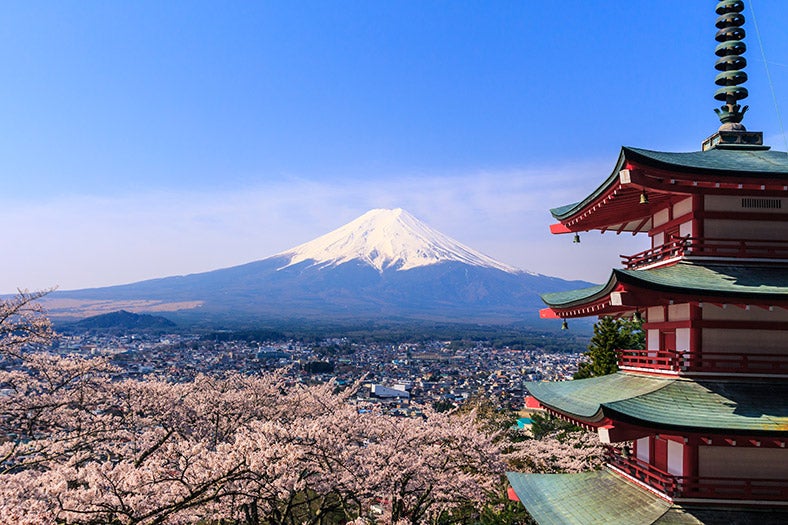 初詣で恋が叶いやすくなる正しい参拝方法＜神社＆お寺編＞／Fuji with Chureito Pagoda by Reginald Pentinio