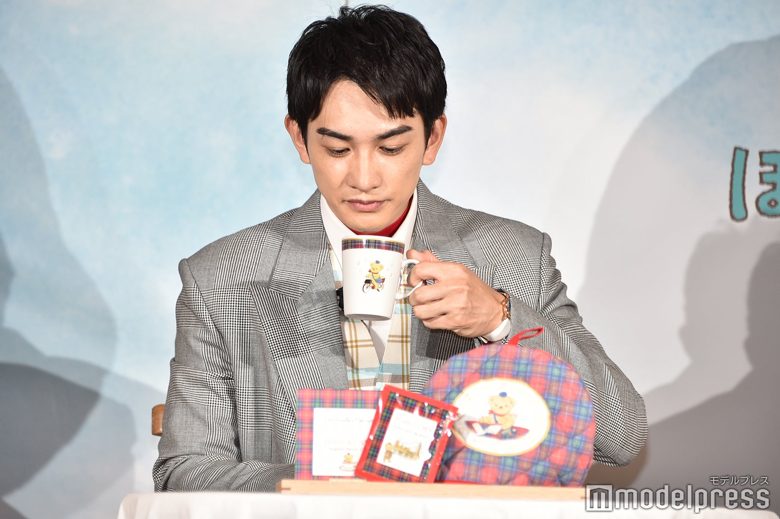 ぽすくまのティーカップで飲む町田啓太（C）モデルプレス