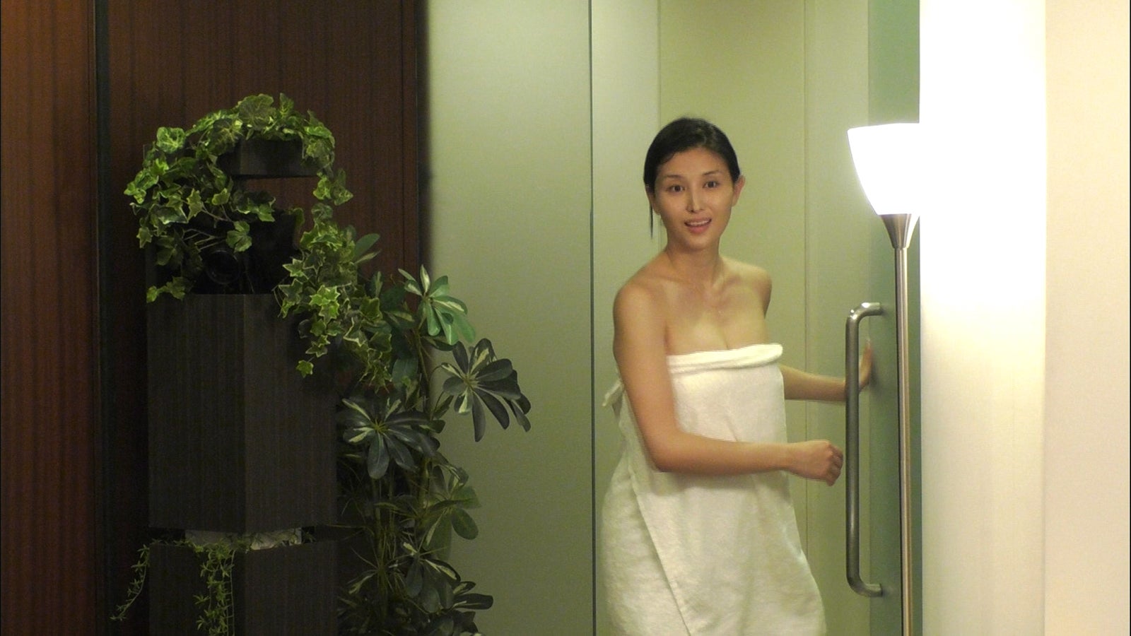 橋本マナミ×こんどうようぢ、同居生活開始　“肉食系セクシー美女”のバスタオル姿に“絶食系イマドキ男子”の反応は？（画像提供：フジテレビ）