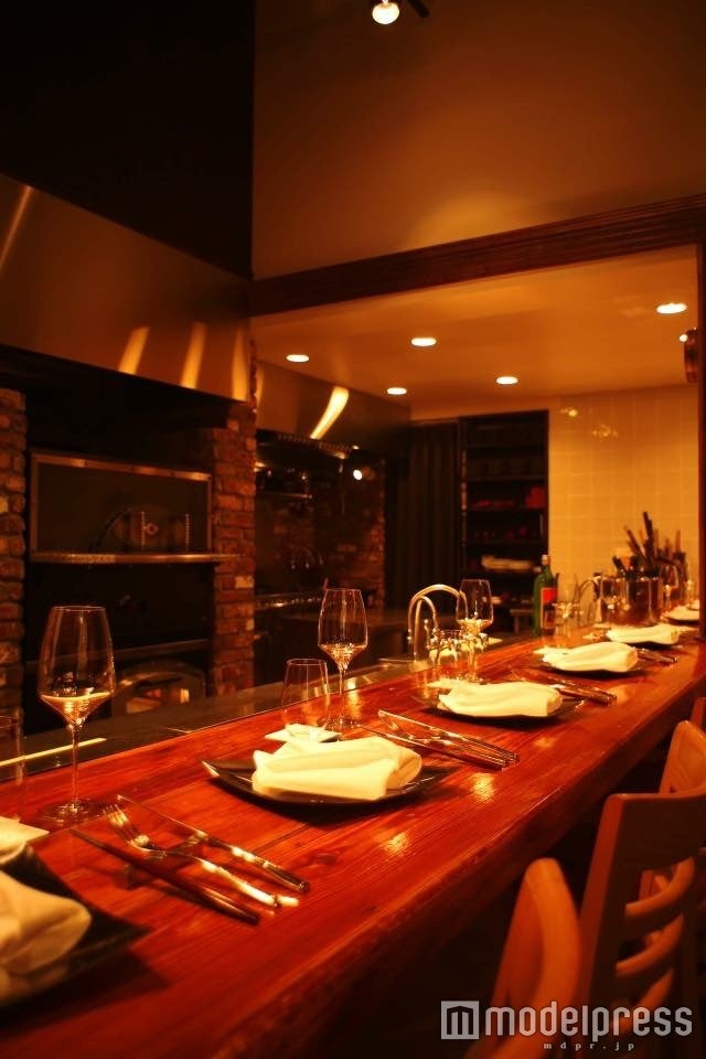 カウンター席はデートにぴったり／画像提供：サル ドゥ マキノ