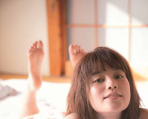 筧美和子、すっぴんパジャマ&はだけた浴衣…“恋人のような距離感”で美バストあらわ