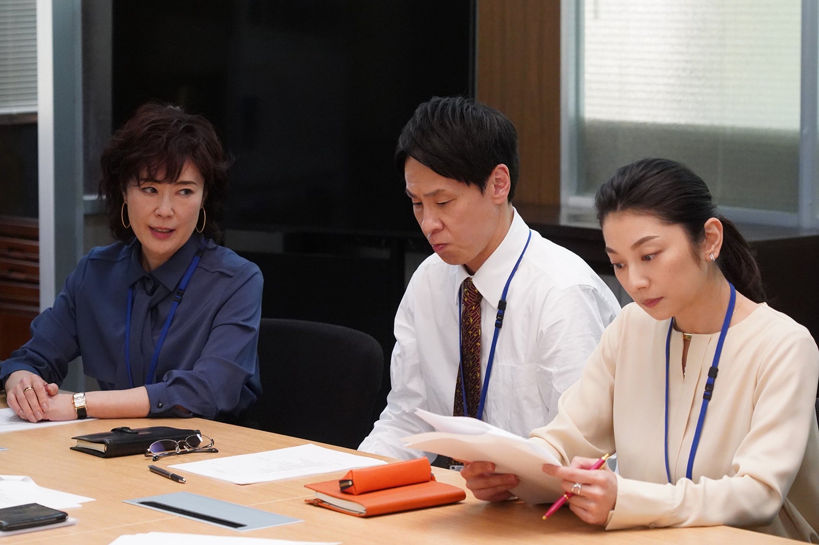 寺島しのぶ、大倉孝二、小池栄子／「競争の番人」第2話より（C）フジテレビ