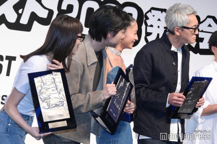 モニターで登壇した叶に身を乗り出して興味津々の飯豊まりえ、菅田将暉、みちょぱ、松重豊(C)モデルプレス