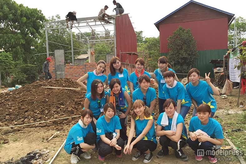 カンボジアでファンとともに建設活動／画像提供：ハビタット・フォー・ヒューマニティ・ジャパン