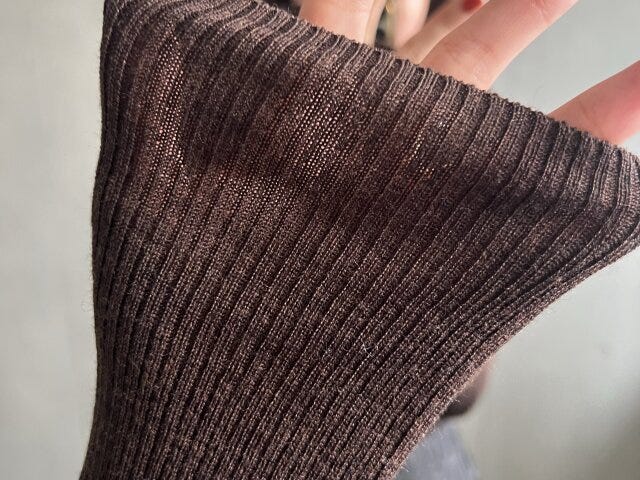 ユニクロのエクストラファインメリノリブタートルネックセーターの生地感と肌ざわり