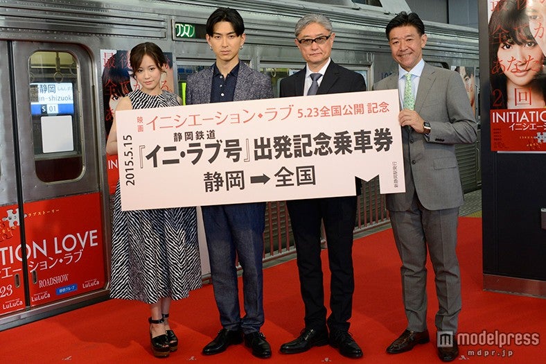 イベントの様子（左から）前田敦子、松田翔太、堤幸彦監督、川井敏行氏（C）2015 乾くるみ／「イニシエーション・ラブ」製作委員会
