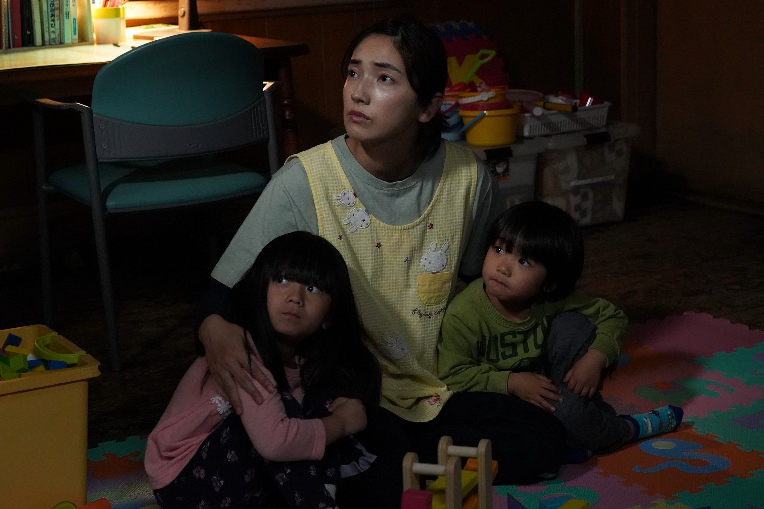 （真ん中）仁村紗和「ブルーモーメント」第8話より（C）フジテレビ