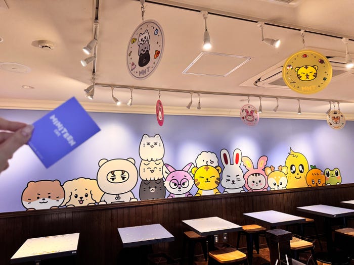 「MINITEEN CAFE」内装(P)&(C)PLEDIS Entertainment