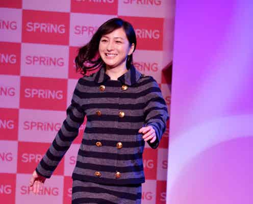 広末涼子、ハッピーオーラ全開の笑顔でランウェイをウォーキング