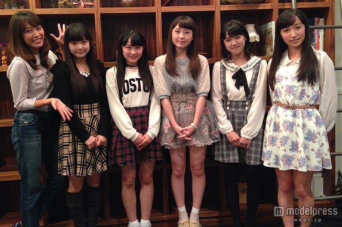 カントリー・ガールズ ※嗣永桃子を除く(左から)里田まい、稲場愛香、森戸知沙希、島村嬉唄、小関舞、山木梨沙