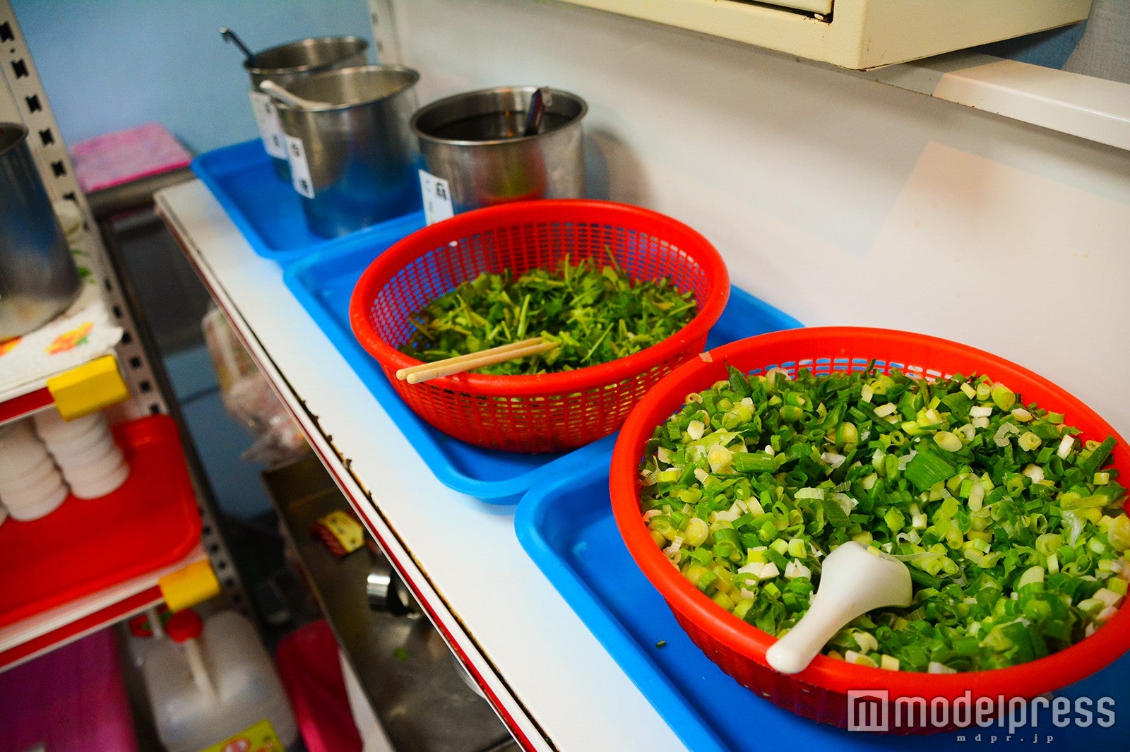 ネギ、パクチーのトッピングは自由（C）モデルプレス