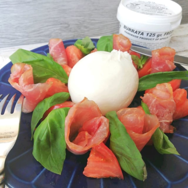 カルディのブラータチーズをサラダにのせたアレンジ