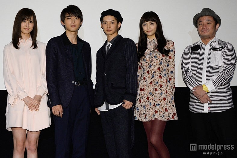 （左から）阿部菜渚美、吉沢亮、千葉雄大、松井愛莉、川野浩司監督