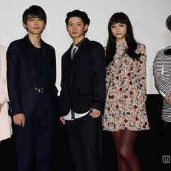 （左から）阿部菜渚美、吉沢亮、千葉雄大、松井愛莉、川野浩司監督